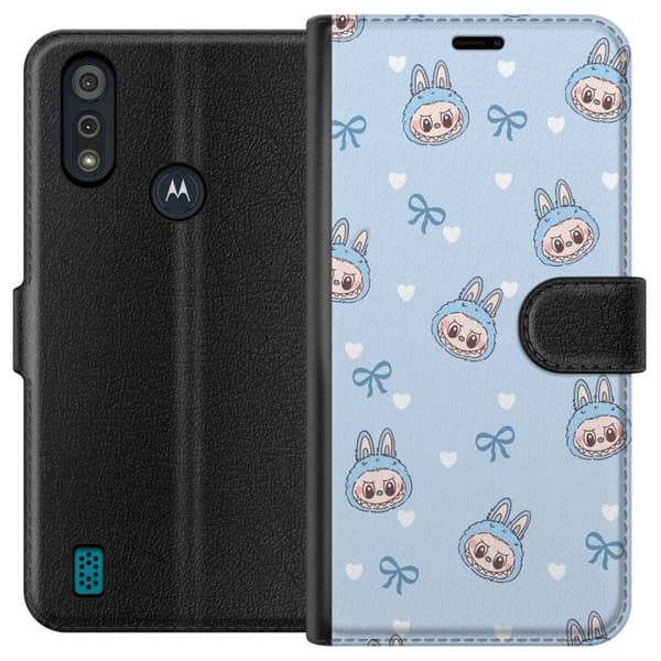 Motorola Moto E6i Plånboksfodral Labubu Fire Spirit – Eldigt monster i rött och orange