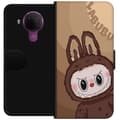 Miniatyrbilde 1 av 3: Nokia 5.4 Lommeboketui Labubu Sky Kosebamse - Hvit og Blå Design med Søt Stil