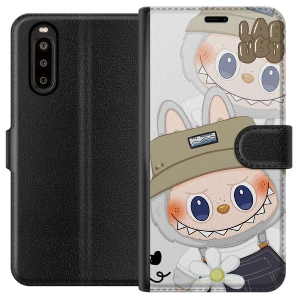 Sony Xperia 10 II Lompakkokotelo Labubu Minimal Mood - Yksinkertainen ja tyylikäs hirviösuunnittelu
