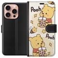 Miniatyrbillede 1 af 3: Apple iPhone 16 Pro Tegnebogsetui Nalle Pooh-stil - klassisk bjørnemotiv i en ny fortolkning