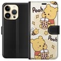 Miniatyrbilde 1 av 3: Apple iPhone 15 Pro Lommeboketui Nalle Pooh stil - klassisk bjørnemotiv i en ny tolkning