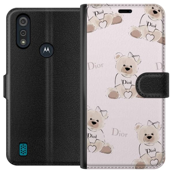 Motorola Moto E6i Plånboksfodral Teddy Dior Vibes – lyxig nalle i fashionstil