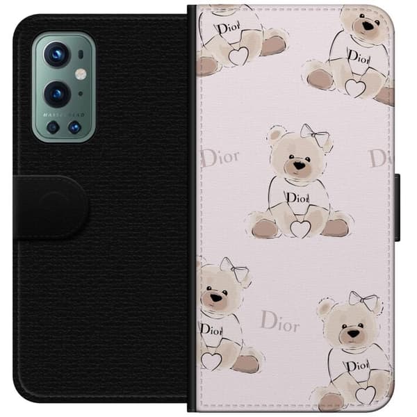OnePlus 9 Pro Plånboksfodral Teddy Dior Vibes – lyxig nalle i fashionstil
