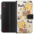 Miniatyrbild 1 av 3: Samsung Galaxy A10 Plånboksfodral Nalle Pooh Style – klassiskt björnmotiv i ny tolkning