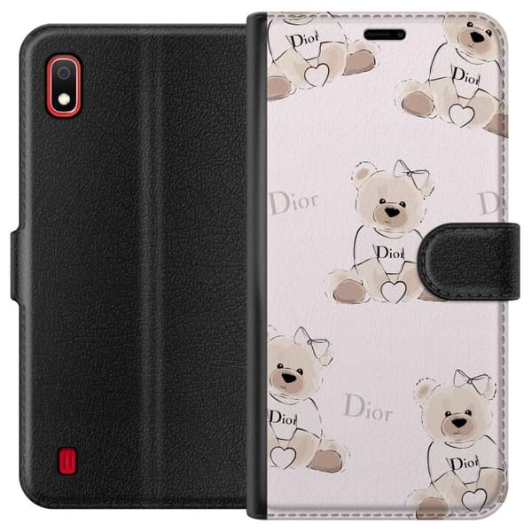 Samsung Galaxy A10 Plånboksfodral Teddy Dior Vibes – lyxig nalle i fashionstil