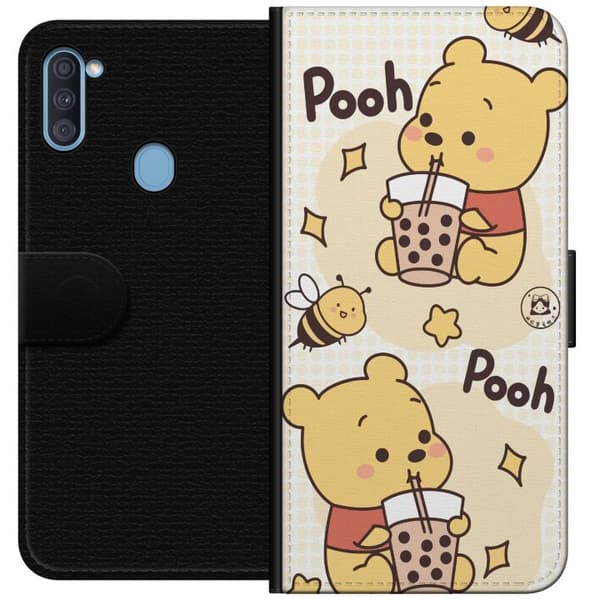 Samsung Galaxy A11 Lompakkokotelo Nalle Pooh - klassinen karhumotiivi uudessa tulkinnassa