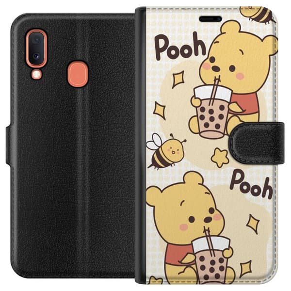 Samsung Galaxy A20e Lompakkokotelo Nalle Pooh - klassinen karhumotiivi uudessa tulkinnassa