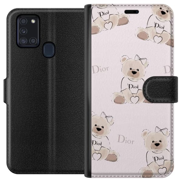 Samsung Galaxy A21s Plånboksfodral Teddy Dior Vibes – lyxig nalle i fashionstil