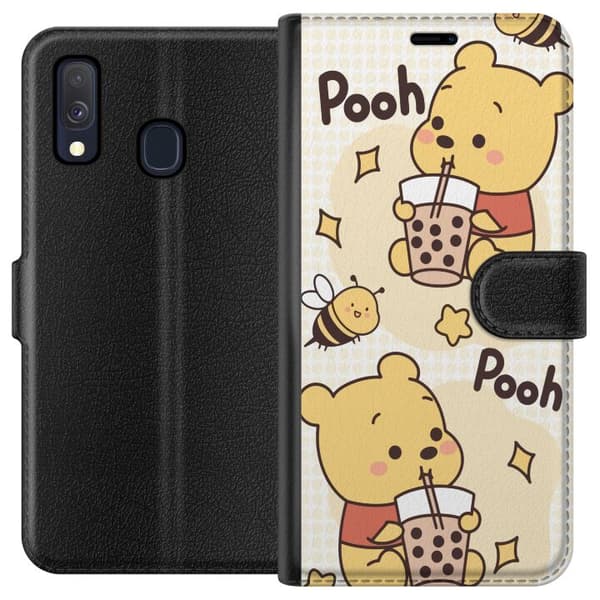 Samsung Galaxy A40 Lompakkokotelo Nalle Pooh - klassinen karhumotiivi uudessa tulkinnassa