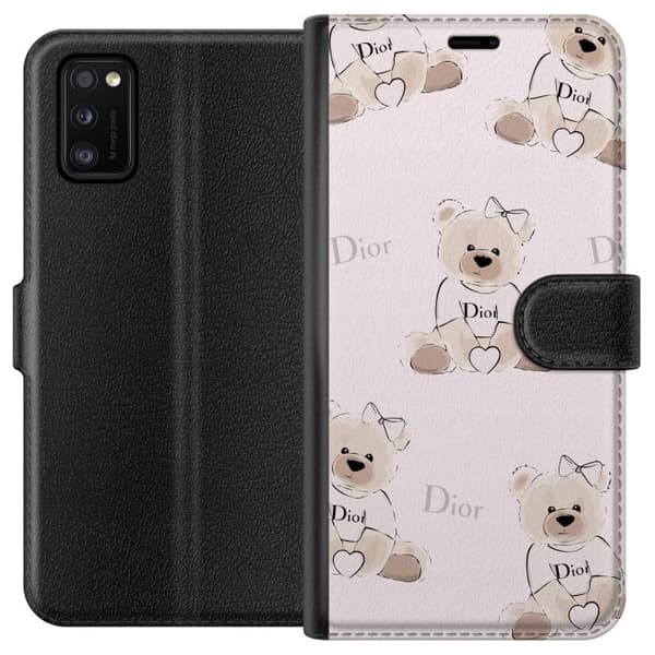 Samsung Galaxy A41 Plånboksfodral Teddy Dior Vibes – lyxig nalle i fashionstil
