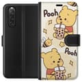 Miniatyrbild 1 av 3: Sony Xperia 10 V Plånboksfodral Nalle Pooh Style – klassiskt björnmotiv i ny tolkning