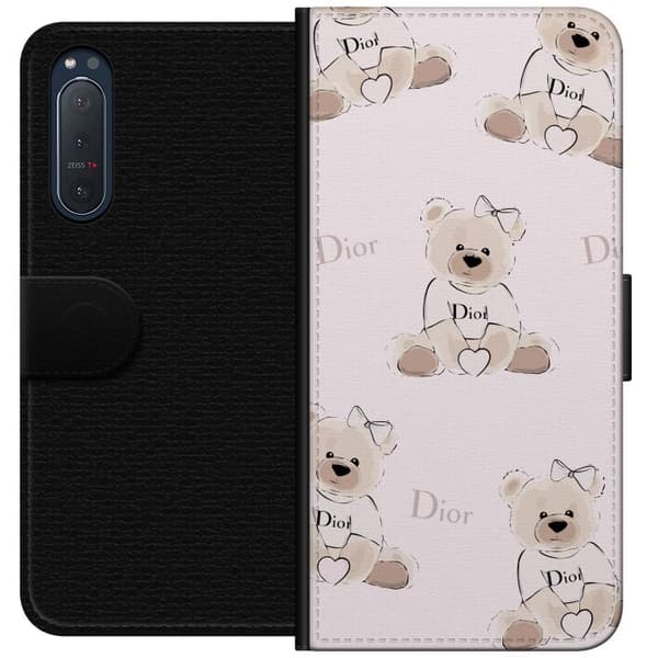 Sony Xperia 5 II Plånboksfodral Teddy Dior Vibes – lyxig nalle i fashionstil