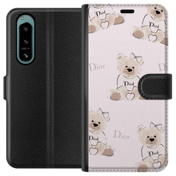 Sony Xperia 5 IV Plånboksfodral Teddy Dior Vibes – lyxig nalle i fashionstil