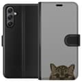 Miniatyrbilde 1 av 3: Samsung Galaxy S23 FE Lommeboketui Grå Kattblikk - stilren katte design med grå bakgrunn