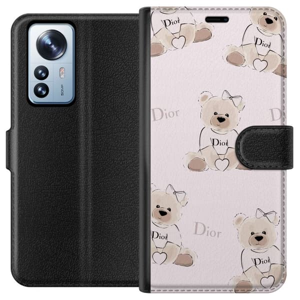 Xiaomi 12 Pro Plånboksfodral Teddy Dior Vibes – lyxig nalle i fashionstil
