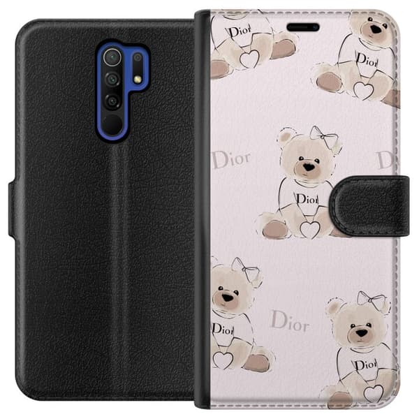 Xiaomi Redmi 9 Plånboksfodral Teddy Dior Vibes – lyxig nalle i fashionstil