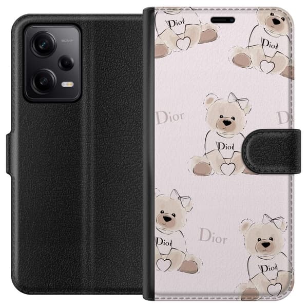 Xiaomi Redmi Note 12 Pro Plånboksfodral Teddy Dior Vibes – lyxig nalle i fashionstil