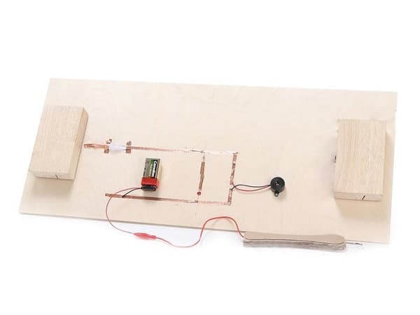 Whadda Badrum av Tape-o-Tronics för 2 DIY-nervspel, inkluderar alla elektroniska komponenter och tillbehör.