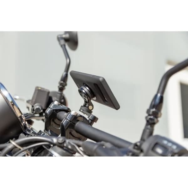SP-CONNECT Moto Mount Pro monteringsfäste på svart avtryckarskydd