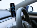 Miniatyrbilde 3 av 8: CellularLine In-Car Mobilholder for Tesla med Magsafe