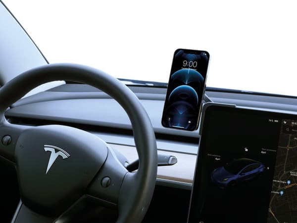 CellularLine In-Car Mobilholder for Tesla med Magsafe Sort