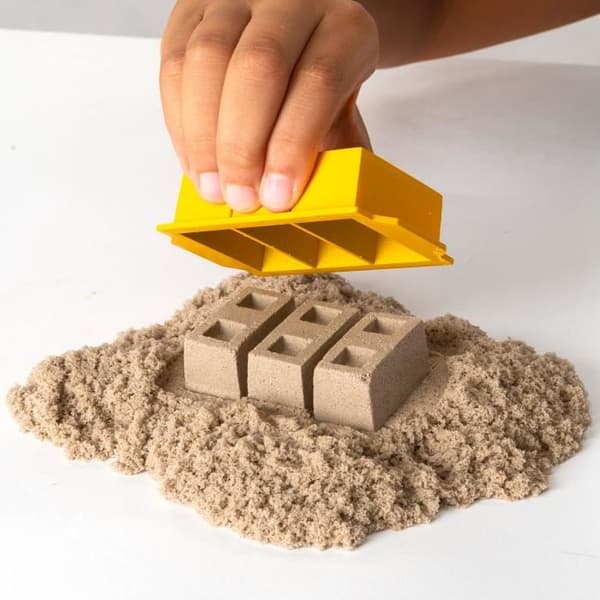 Kinetic Sand Construction Box - KINETIC SAND - Gräv och riv med 454 g naturlig sand