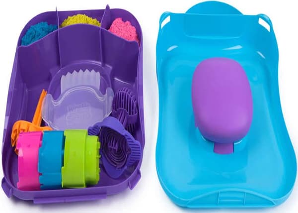 Plast Kinetic Sand set Squish Motion resväska 3 sandar + tillbehör