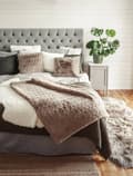 Miniatyrbild 3 av 8: Fluffy Taupe Kudde
