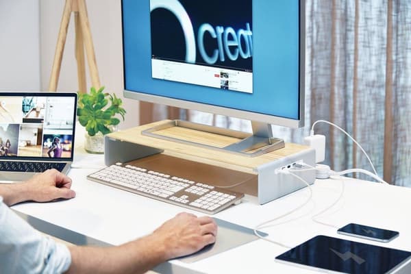 j5create JCT425-N Houten skærmstativ med dockingstation