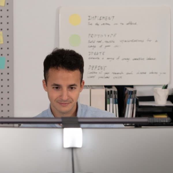 BenQ Screenbar Halo -näyttöön kiinnitettävä valaistusjärjestelmä