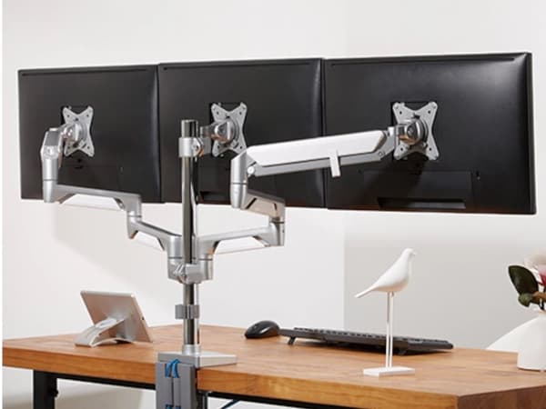 Gasholder til 3 skærme, sølv med to USB-porte, VESA-standard, skærme 17"-27", HDWR SolidHand-BG03SU