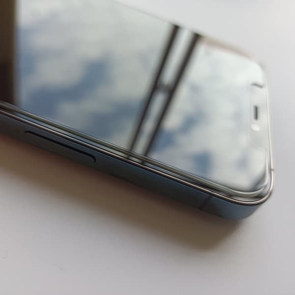INF Personvernskjermbeskytter i høyaluminiumsglass iPhone 12