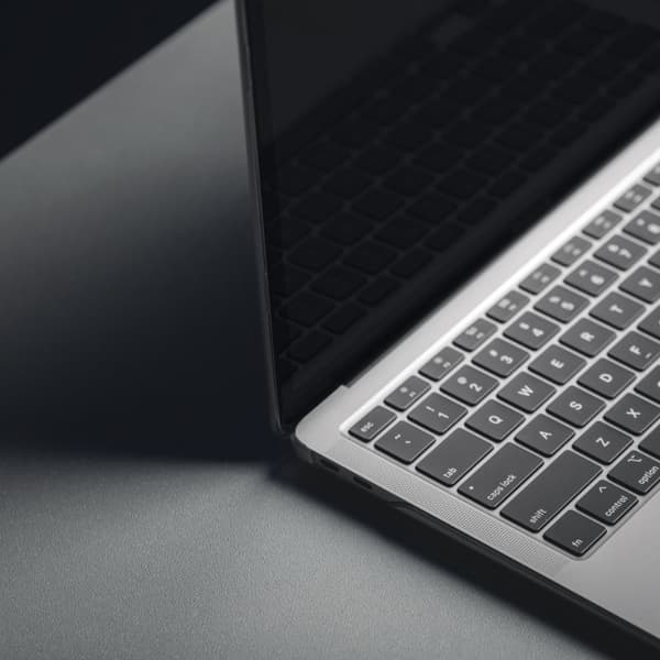 Moshi iVisor AG - Mat skærmbeskytter til MacBook Air 13,6" M3 (2024) / M2 (2022) (sort/klar/mat)