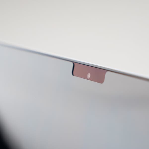 Moshi Umbra - Privacy skærmbeskytter til MacBook Air 13,6" M3 (2024) / M2 (2022) (sort ramme)