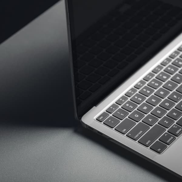 Moshi iVisorXT - Skærmbeskytter til MacBook Pro 14" (M3/M2/M1/2023-2021) (sort ramme)