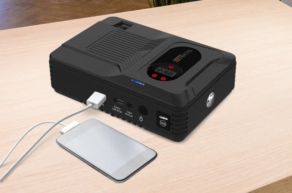 TECHNAXX 4-IN-1 MONITOIMINTOHYPPYKÄYNNISTYS JA ILMAKOMPRESSORI JA P (5031)