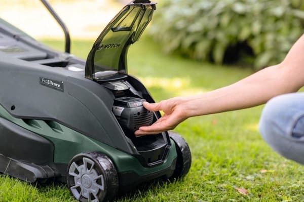 Bosch UniversalRotak 36-550 solo cordless lawn mower