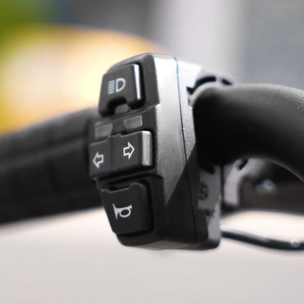 Interrupter för blinkers, strålkastare och ringklocka för Dualtron Ultra 2 Uppgradering Minimotors Svart