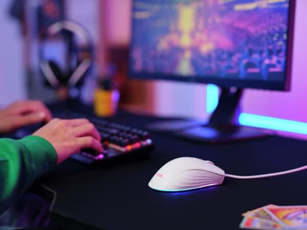 Trust Gaming GXT 924W Ybar+ Gamer, 25600 DPI, 50 % återvunnen plast, 25K optisk sensor, RGB, 6 knappar, USB - vit