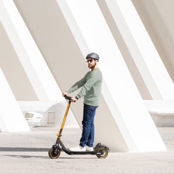Cecotec Electric scooter with a maximum power of 700 W to overcome slopes and drive on any surface. Range of up to 30 km. It complies with all requir