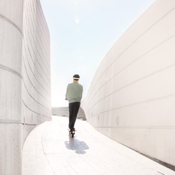 Cecotec Electric scooter with a maximum power of 700 W to overcome slopes and drive on any surface. Range of up to 30 km. It complies with all requir