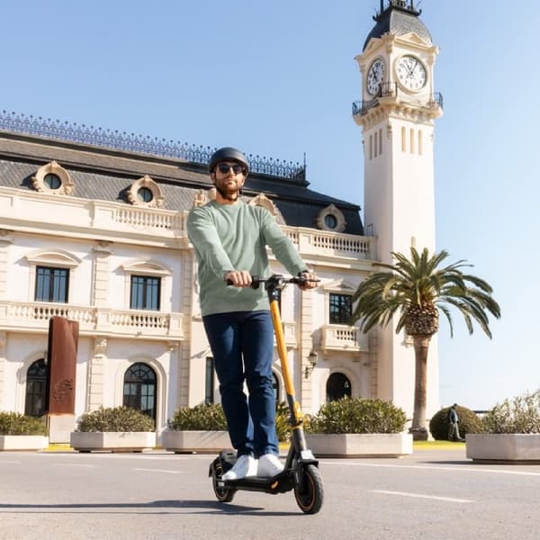 Cecotec Electric scooter with a maximum power of 700 W to overcome slopes and drive on any surface. Range of up to 30 km. It complies with all requir