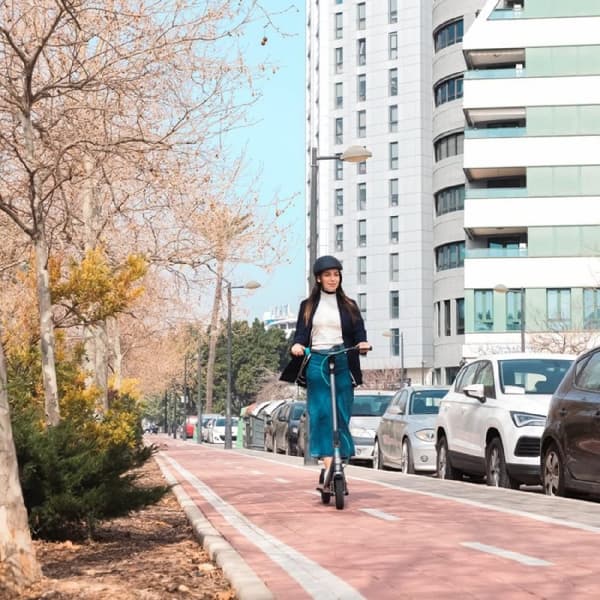 Cecotec Electric scooter with a maximum power of 630 W to overcome slopes and drive on any surface. Range of up to 20 km. It complies with all requir