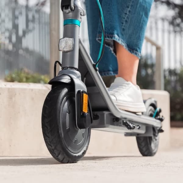 Cecotec Electric scooter with a maximum power of 630 W to overcome slopes and drive on any surface. Range of up to 20 km. It complies with all requir