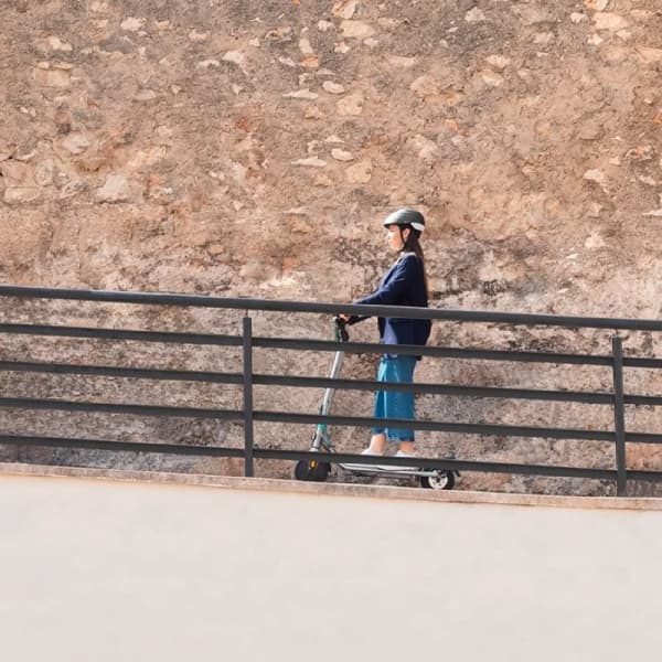 Cecotec Electric scooter with a maximum power of 630 W to overcome slopes and drive on any surface. Range of up to 20 km. It complies with all requir