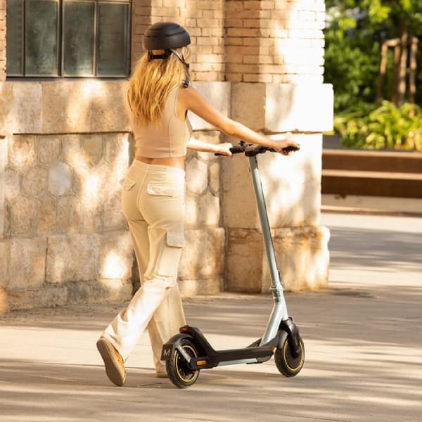 Cecotec Electric scooter with a maximum power of 500 W to overcome slopes and drive on any surface. Range of up to 20 km. It complies with all requir