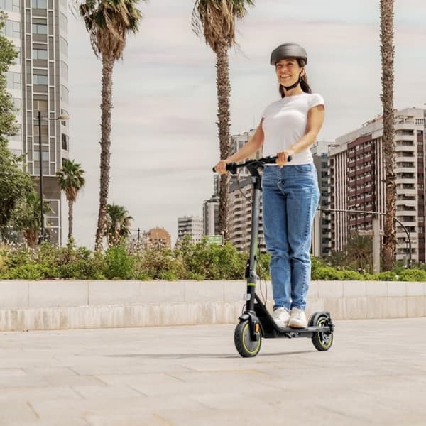 Cecotec Electric scooter with a maximum power of 700 W to overcome slopes and drive on any surface. Range of up to 30 km. It complies with all requir
