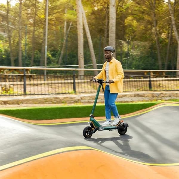 Cecotec Elscooter med maximal effekt på 1000 W och dynamisk dubbelarmad fjädring med SXƧ-teknik