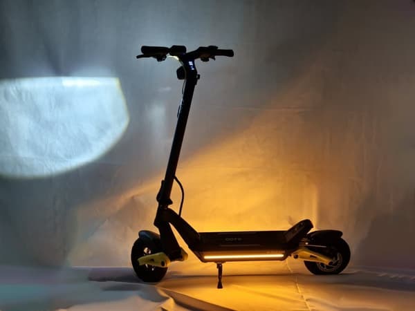 OOTD S10 foldbar elektrisk scooter, 1400W motor, 48V 20AH batteri, 70 km rækkevidde, letvægts IPX4 pendlerscooter med omgivende lys