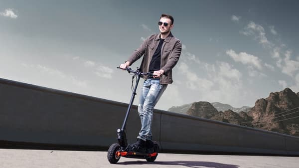 JOYOR S10-S-Z Sähköskootteri Suuntavilkulla - 1000W Moottorit*2 60V18AH Akku 70KM Kantama Levyjarrut - Musta